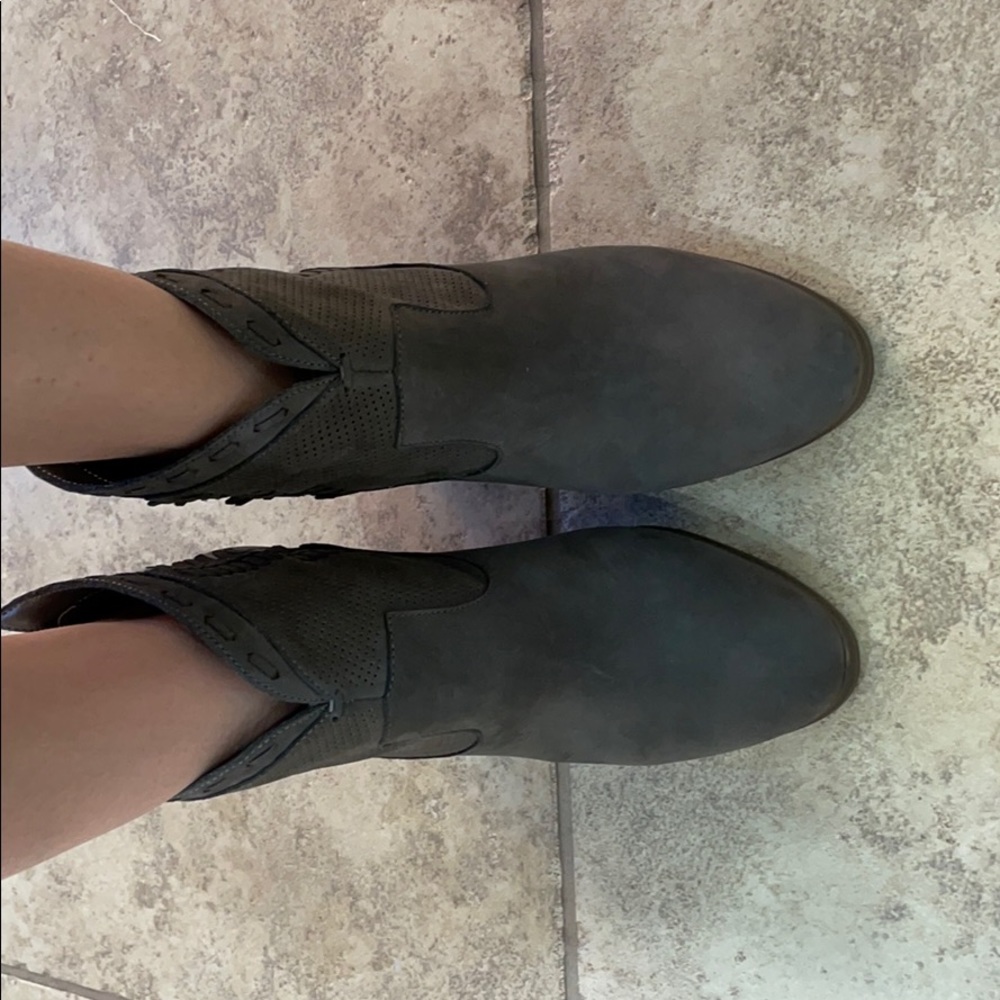 Vince Camuto Fretzia ankle booties - Picture 6 of 10